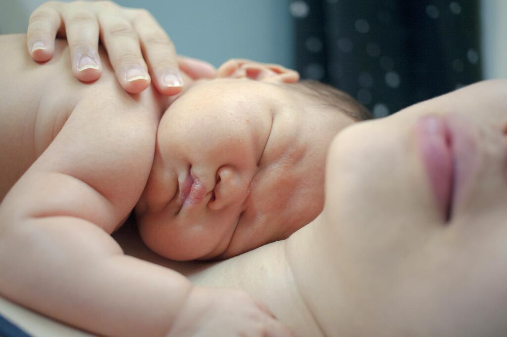 Bébé qui pleure dans son sommeil : causes et solutions apaisantes