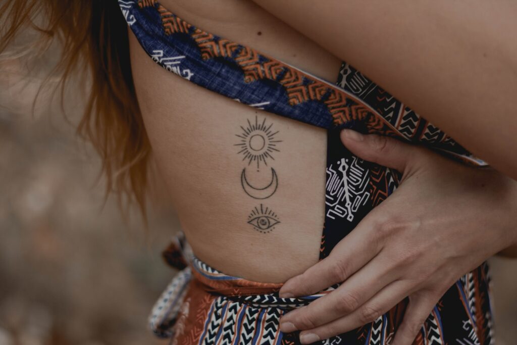 Tatouage polynésien : symboles et significations à découvrir