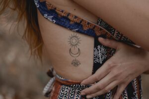 Tatouage polynésien : symboles et significations à découvrir
