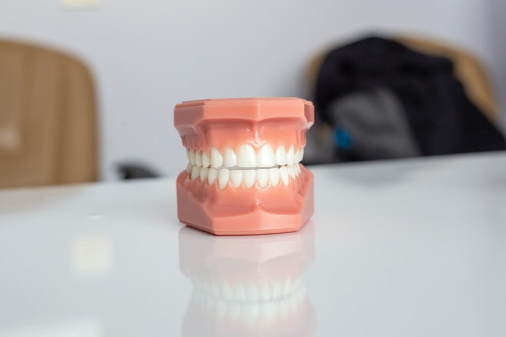 Déchaussement des dents : solutions naturelles pour gencives solides