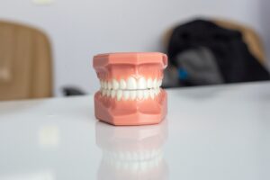 Déchaussement des dents : solutions naturelles pour gencives solides