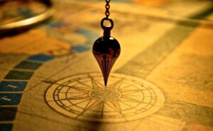 Le pendule est-il dangereux ? Explications et précautions à prendre