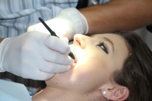 Parodontite : comment traiter efficacement cette maladie des gencives