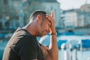 Maux de tête côté gauche : comprendre et soulager la douleur ⚡