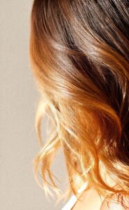 Balayage Miel : Technique Lumineuse pour Cheveux Bruns et Châtains