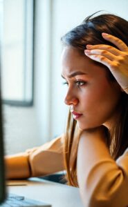 Mal aux yeux ordinateur : causes, symptômes et solutions
